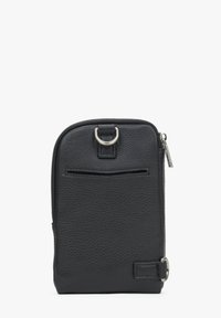 Černá kožená peněženka s texturovaným povrchem, se zipovým uzávěrem, přední kapsou a kulatým kovovým detailním kroužkem nahoře. Kompaktní design.