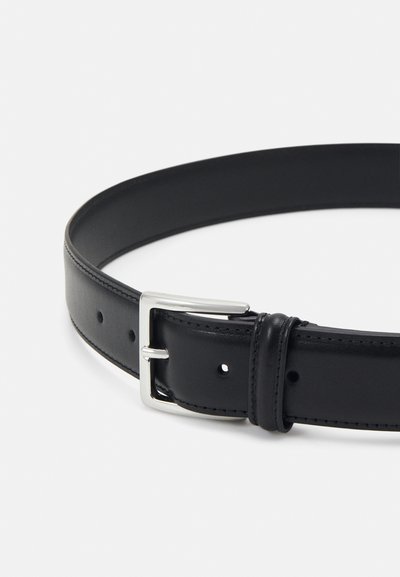 Must have nahkavöö sujuva tekstuuriga, hõbedase metallist pannal ja mitmed augud reguleerimiseks. Minimalistlik disain ja konstruktsioon.