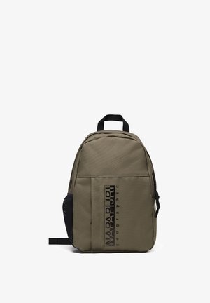 Olivově zelený batoh s hlavní kapsou na zip, přední kapsou, černou síťovanou boční kapsou a potištěným logem na přední straně.