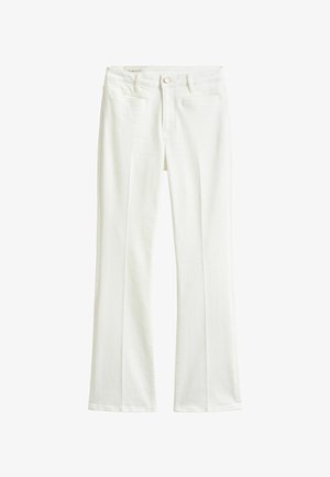 Witte rechte broek met hoge taille, voorzakken, riemlussen, knoopsluiting en subtiele vouwen langs de pijpen.