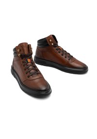 Brązowe skórzane buty typu high-top z czarnymi akcentami, z okrągłym noskiem, sznurowanym przodem i złotymi detalami. Trwała gumowa podeszwa.