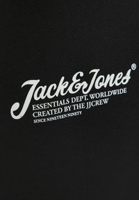 Tessuto nero con testo bianco che presenta il nome del marchio "Jack & Jones" e dettagli aggiuntivi sul prodotto sottostante.