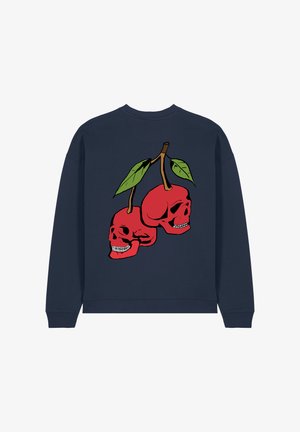 Tengerészkék pulóver, amelyen hátul két piros koponya grafikája látható, amelyek cseresznyére hasonlítanak, zöld levelekkel és barna szárral.