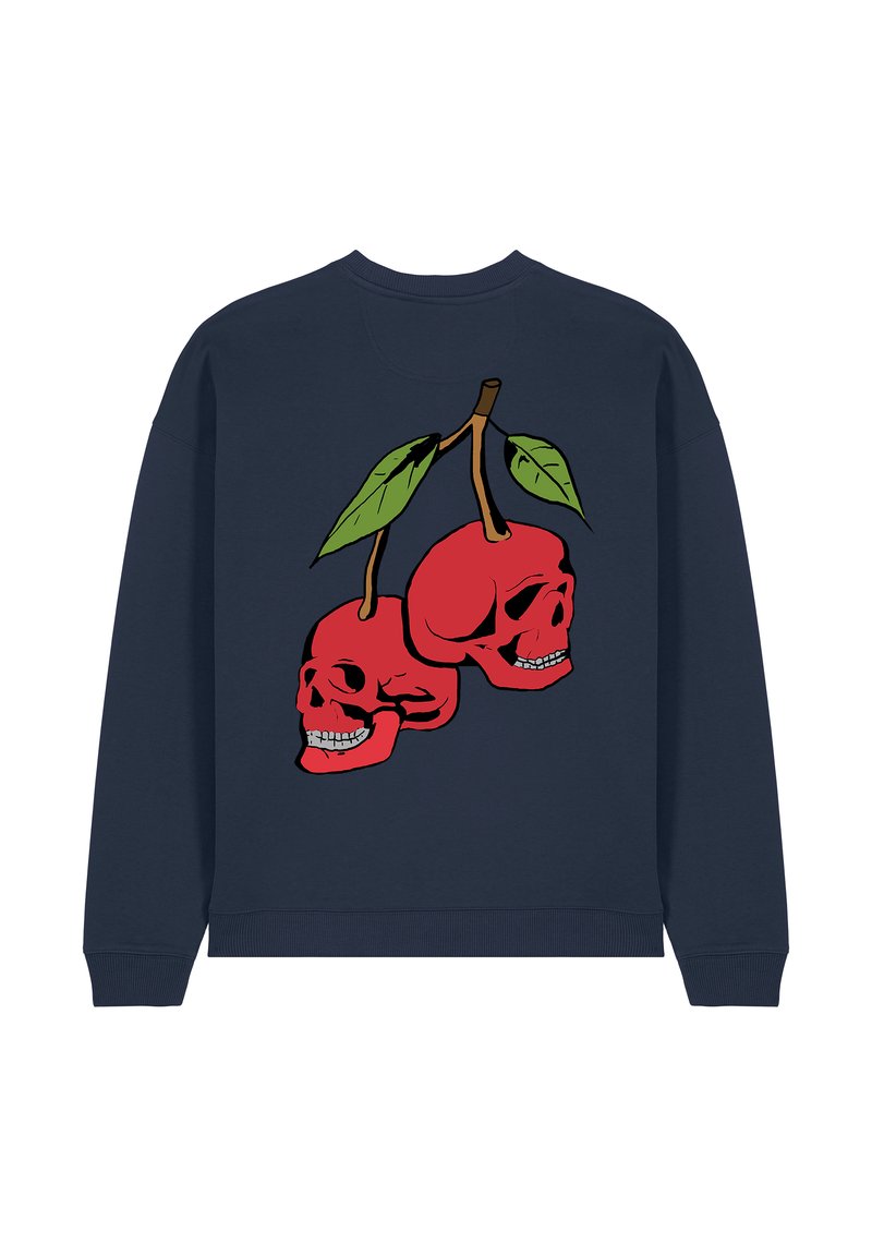 Námornícky sveter s grafikou dvoch červených lebiek pripomínajúcich čerešne, so zelenými listami a hnedou stopkou na chrbte.