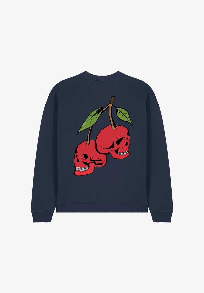 Námornícky sveter s grafikou dvoch červených lebiek pripomínajúcich čerešne, so zelenými listami a hnedou stopkou na chrbte.