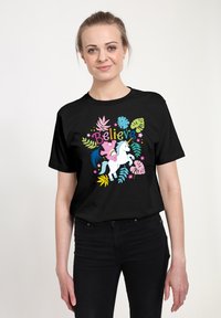 Czarna koszulka z kolorowym wzorem graficznym, przedstawiającym jednorożca, kwiaty oraz słowo "Wierz" w różnych czcionkach. Luźny krój, krótkie rękawy.