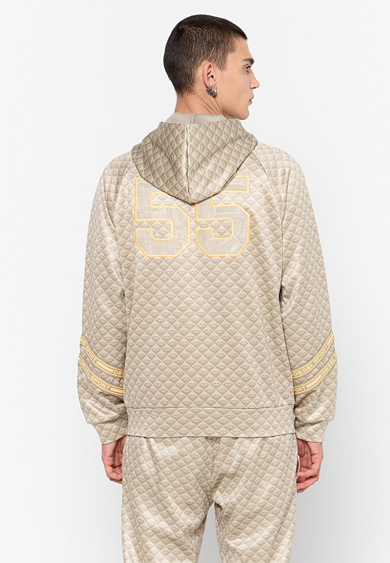 Felpa beige trapuntata con cappuccio, caratterizzata da un grande "55" giallo sul retro e dettagli a righe sulle maniche. Realizzata in tessuto testurizzato.