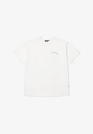 Witte katoenen t-shirt met korte mouwen en een ronde hals. Voorzien van een groene gedrukte tekstontwerp op de voorkant. Eenvoudige, strakke snit.