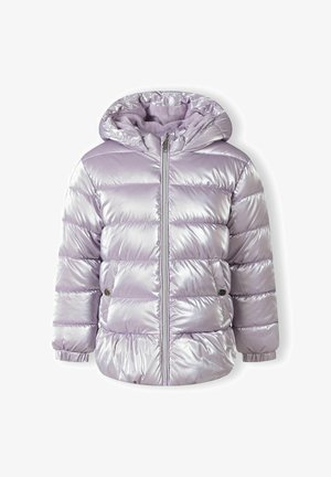 Doudoune violette avec une finition brillante et lisse. Dotée d'une capuche, d'une fermeture éclair avant et d'un motif matelassé horizontal avec des poches latérales.
