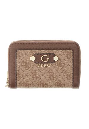 Portefeuille Guess marron avec motif GG texturé, plaque logo dorée "G" et fermeture éclair autour.