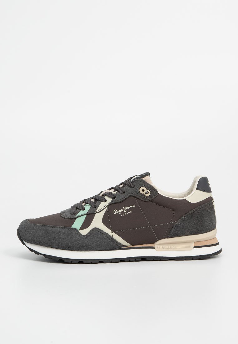 Zapatillas de ante marrón oscuro y verde con acentos en blanco y beige. Presentan una puntera redondeada, paneles contrastantes y cordones texturizados.