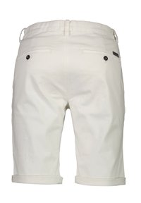 Weiße Baumwollshorts mit umgeschlagenem Saum, ausgestattet mit zwei Gesäßtaschen und einem schwarzen Akzentknopf. Glatte Textur und lässiges Design.