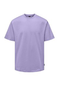 Lys lilla bomulds t-shirt, kortærmet, rund hals, oversized fit, glat tekstur, ingen synlige mønstre eller grafik. Etiket ved sømmen.