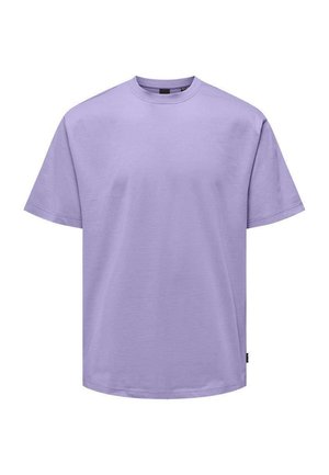 Lys lilla bomulds t-shirt, kortærmet, rund hals, oversized fit, glat tekstur, ingen synlige mønstre eller grafik. Etiket ved sømmen.