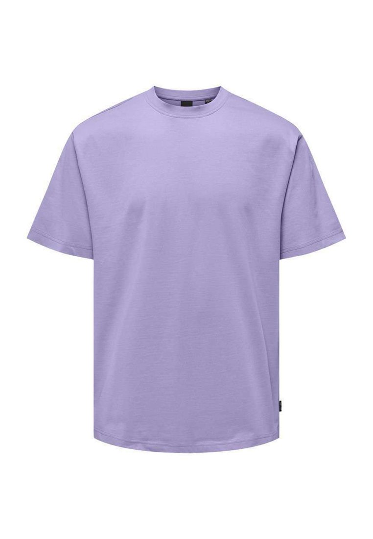 Lys lilla bomulds t-shirt, kortærmet, rund hals, oversized fit, glat tekstur, ingen synlige mønstre eller grafik. Etiket ved sømmen.