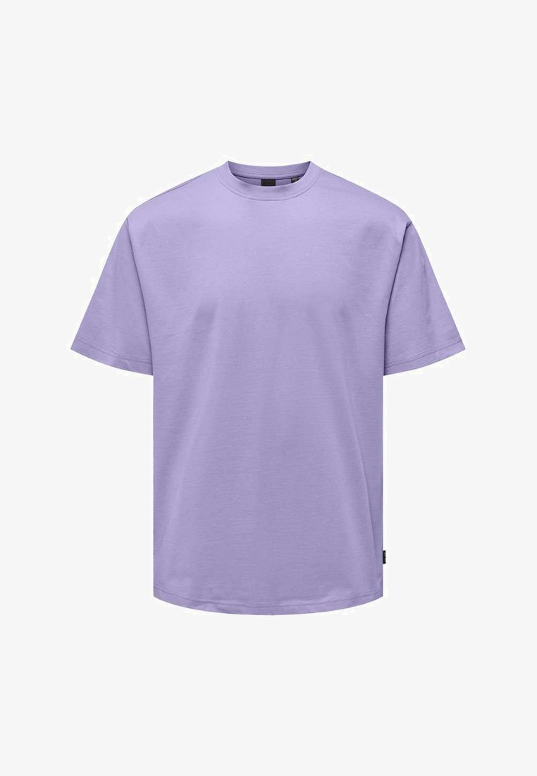 Lys lilla bomulds t-shirt, kortærmet, rund hals, oversized fit, glat tekstur, ingen synlige mønstre eller grafik. Etiket ved sømmen.
