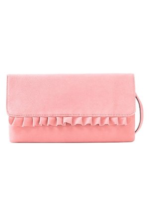 Miękka różowa kopertówka z klapką i falbaną zdobiącą przedni brzeg.