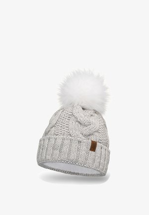 Gehaakte grijze beanie met een dikke ribgebreide rand, kabelbreipatroon en een witte faux fur pompon bovenop. Leren merklabel aan de zijkant.
