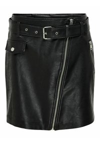 Jupe en cuir noire avec fermeture éclair à l'avant et poches latérales, dotée d'une large ceinture et de matériaux en métal argenté. Texture lisse avec une coupe ajustée.