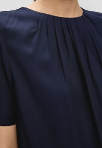 s.Oliver BLACK LABEL SCHIMMERNDEM - Bluse - navy