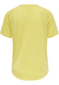 Prosty, jasny żółty sportowy T-shirt z krótkim rękawem i okrągłym dekoltem, widoczny z tyłu na białym tle.