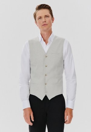 Jasnoszary kamizelka w wzór houndstooth z pięcioma guzikami, dopasowany krój, klapa typu notch, noszona na białej koszuli, w zestawie z czarnymi spodniami.