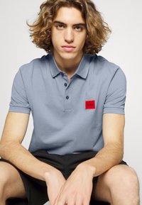 HUGO DERESO - Polo - bright blue