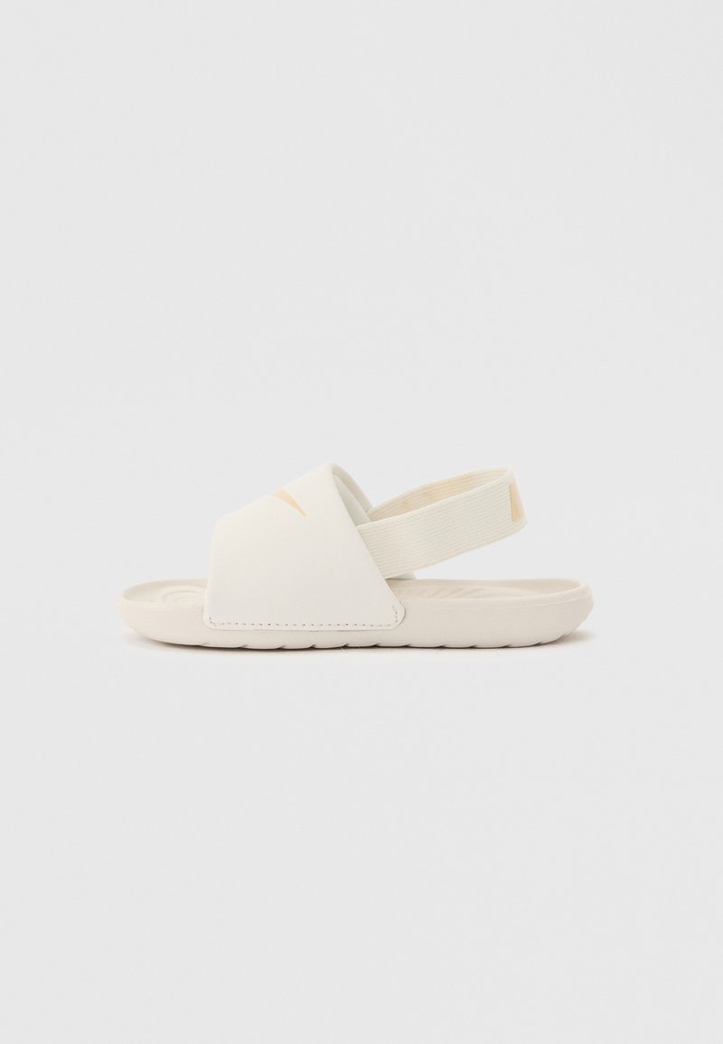 Sandalia blanca para niño pequeño con una amplia correa frontal, correa elástica en el talón, suela acolchada y detalle sutil de logo en la correa frontal.