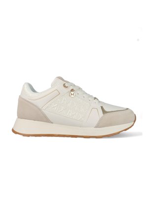 Witte en beige sneaker met gestructureerde branding aan de zijkant, vetersluiting, gevoerde kraag en lichtbruine rubberen zool.
