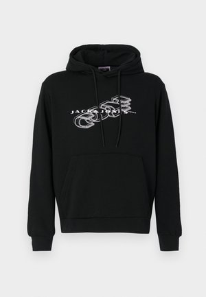 Crna dukserica s kapuljačom izrađena od tkanine s prednjim džepom. Sadrži bijeli natpis "JACK & JONES" i grafički dizajn na prsima.