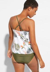 Set da bagno a due pezzi con top bianco a stampa floreale tropicale, spalline verdi oliva regolabili e bikini coordinato verde oliva.