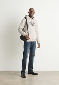 Tommy Hilfiger HOODY - Jersey con capucha - heathered pebble