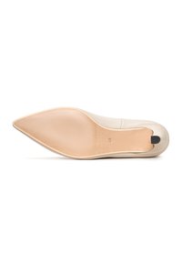 Chaussure à talons hauts pour femme beige à bout pointu, vue de la semelle avec une semelle extérieure lisse marron clair et un petit talon noir.