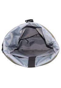 Bolsa de tela gris con un interior suave, parte superior con cremallera y una correa interior. Presenta un brillo sutil y una forma redondeada, diseñada para un fácil acceso.