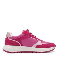 Rosa Sneaker aus einer Kombination von Materialien, darunter Wildleder und Mesh, mit einer weißen Zwischensohle und einer pinken Gummisohle. Akzentuiert mit glänzenden Details.