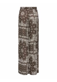 Pantalon marron à jambes larges avec imprimé bandana blanc à motifs paisley et floraux, taille élastique et tissu fluide.