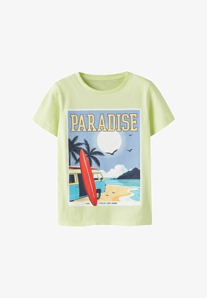 Jasnozielona koszulka z motywem plaży, na którym znajduje się van, czerwony deska surfingowa, palmy, ptaki oraz napis "PARADISE" na górze.