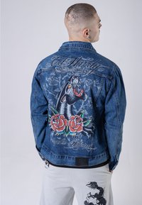 Denim jack met een grote zwarte panterafbeelding en rode rozenontwerpen op de achterkant, met geborduurde accenten en een klassieke kraag.