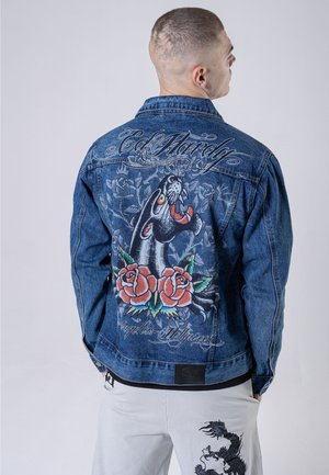 Giacca di jeans con una grande grafica di pantera nera e design di rose rosse sul retro, con accenti ricamati e un colletto classico.