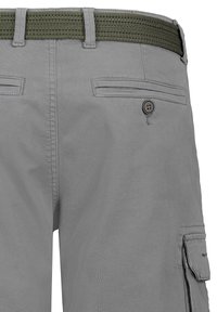 Graue Cargo-Shorts mit einem strukturierten, grünen elastischen Bund, ausgestattet mit Gesäßtaschen und Detailknopf auf der rechten Seite.