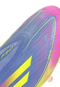 Buty piłkarskie F50 w niebiesko-różowym wzorze z żółtymi akcentami. Gładka tekstura i wzór sprint web na cholewce.