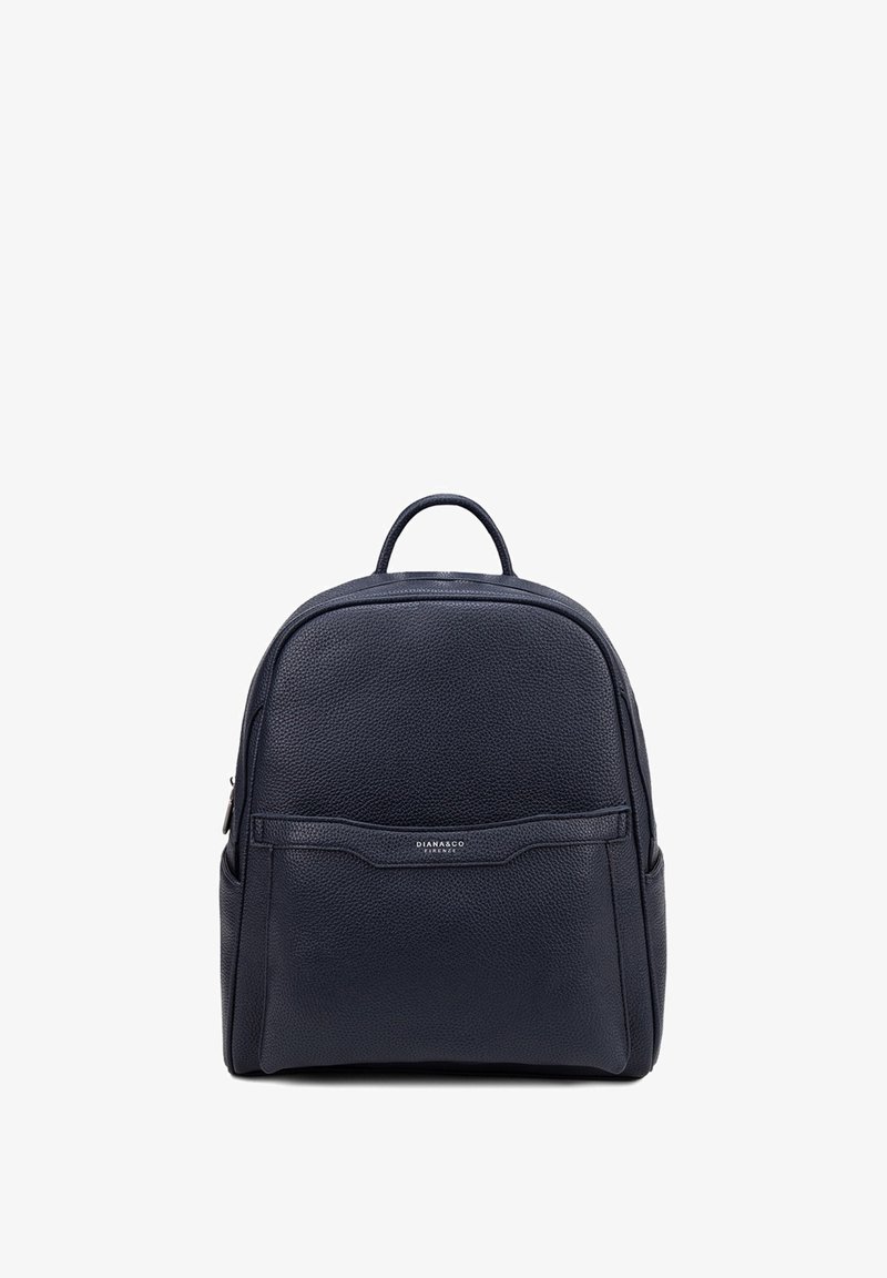 Sac à dos en cuir navy à finition texturée, de forme arrondie, avec une poignée supérieure et une poche avant arborant un logo discret.