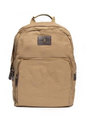 Zaino in tela marrone con finitura testurizzata, dotato di tasca frontale con cerniera e una toppa decorativa in pelle con logo. Spallacci regolabili.