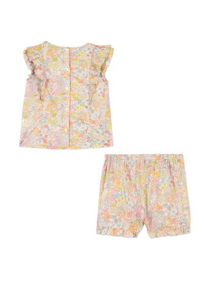 Completo floreale in due pezzi composto da un top a maniche corte con volant e chiusura a bottoni sul retro, abbinato a pantaloni corti con vita elastica, in colori pastello.
