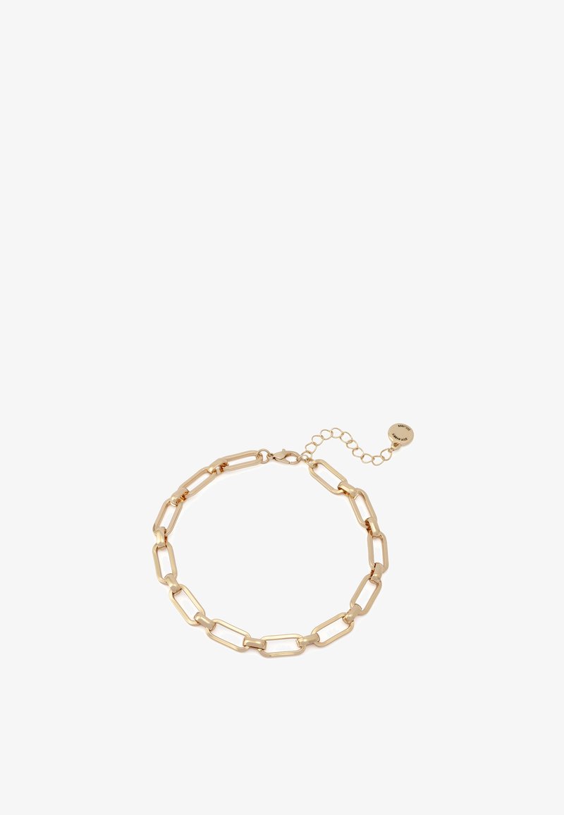 Goldene Metallkettenarmband mit länglichen, rechteckigen Gliedern, verstellbarem Kettenerweiterung mit Verschluss, glatter Textur und poliertem Finish.