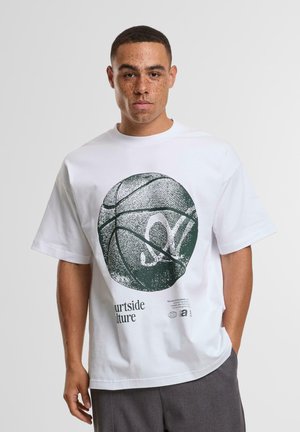 Camiseta de algodón blanca con un gráfico de baloncesto verde en un diseño circular, acompañado de un texto que dice "Cultura de Plataforma". Mangas cortas.