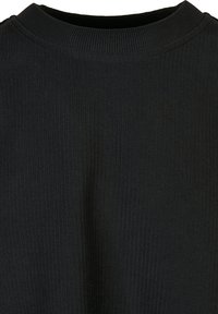 Top negru tricotat conicas cu decolteu rotund. Textura țesăturii este netedă și elastică, având un model vertical de nervuri uniform.