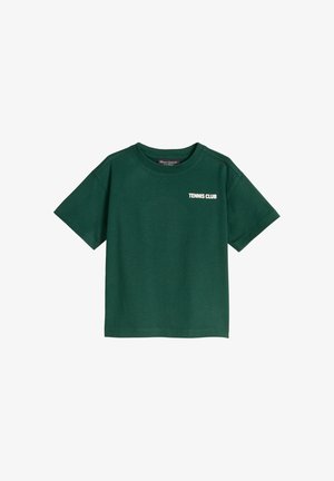 Donkergroen T-shirt met korte mouwen met 'TENNIS CLUB' in het wit gedrukt op de linkerbuste en een ronde hals.
