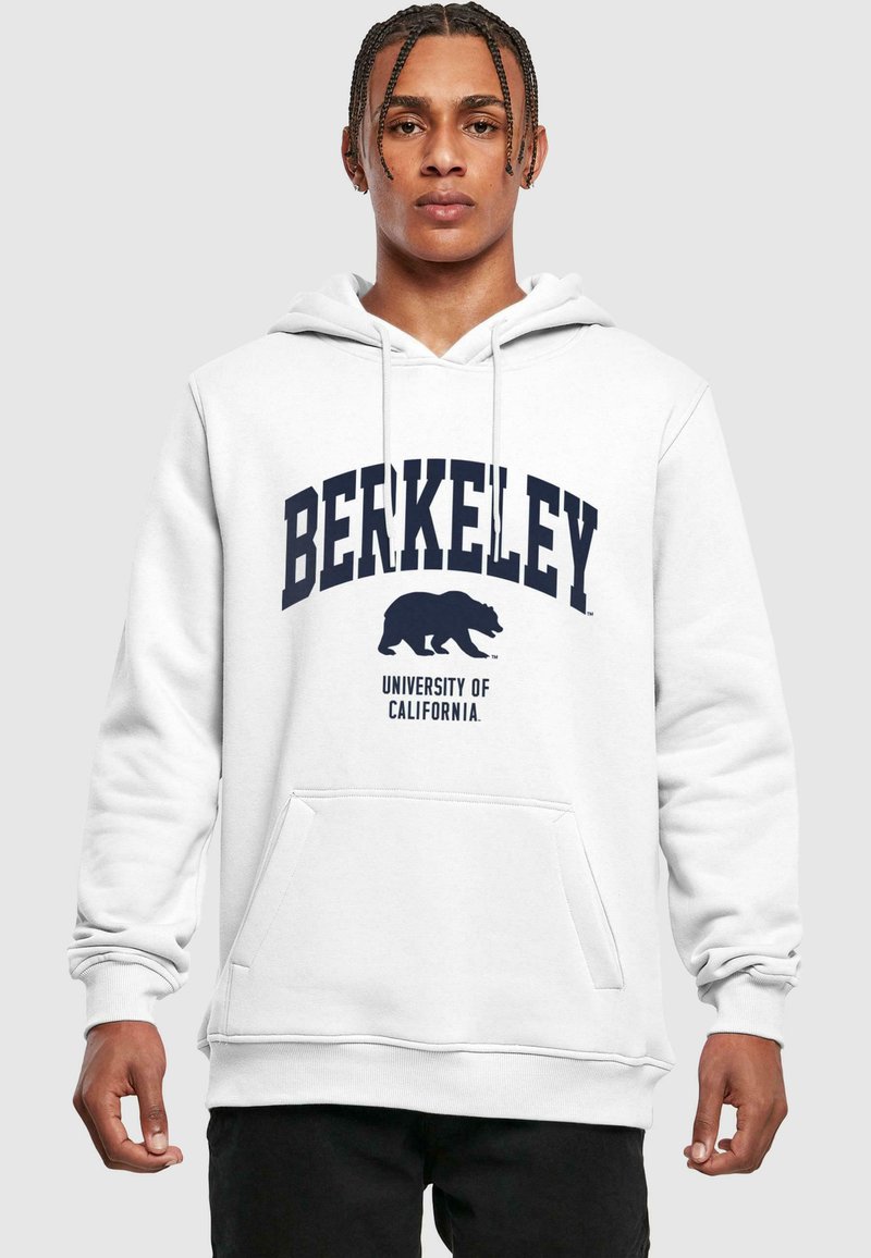 Fehér kapucnis felöltő, elülső kenguru zsebbel. A "BERKELEY" felirat sötétkék ívben, egy medve sziluettjével kiegészítve, alatta "Californiai Egyetem" felirattal.