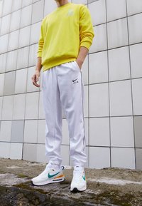 Nike Sportswear Sweatshirt - yellow
